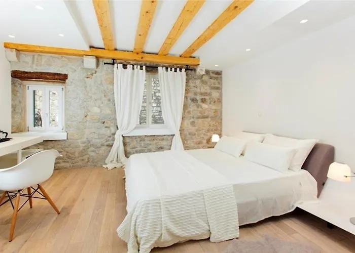 グレゴール ニンスキ ルームズ 4*